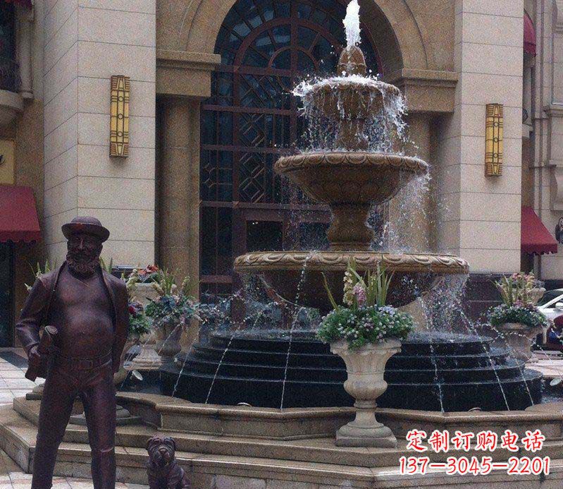 街边遛狗的西方人物景观铜雕