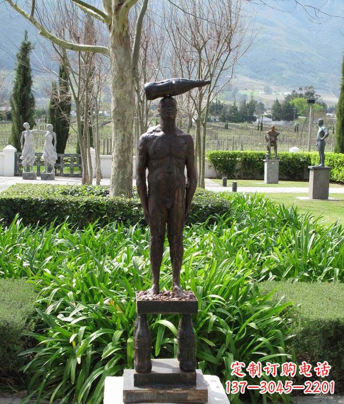 街边头顶啤酒瓶的人物景观铜雕