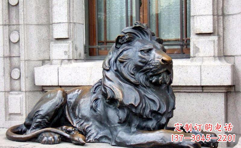 街边卧着的狮子景观雕塑