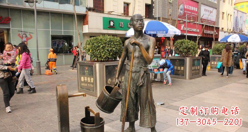 街边用水管接水的人物小品铜雕
