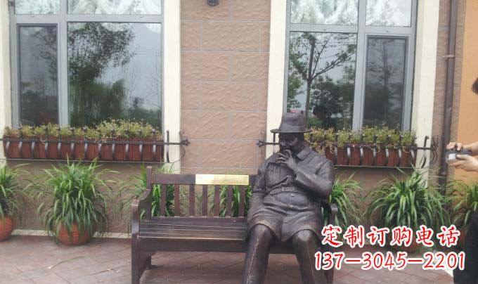 街边坐在长椅上的西方人物小品铜雕