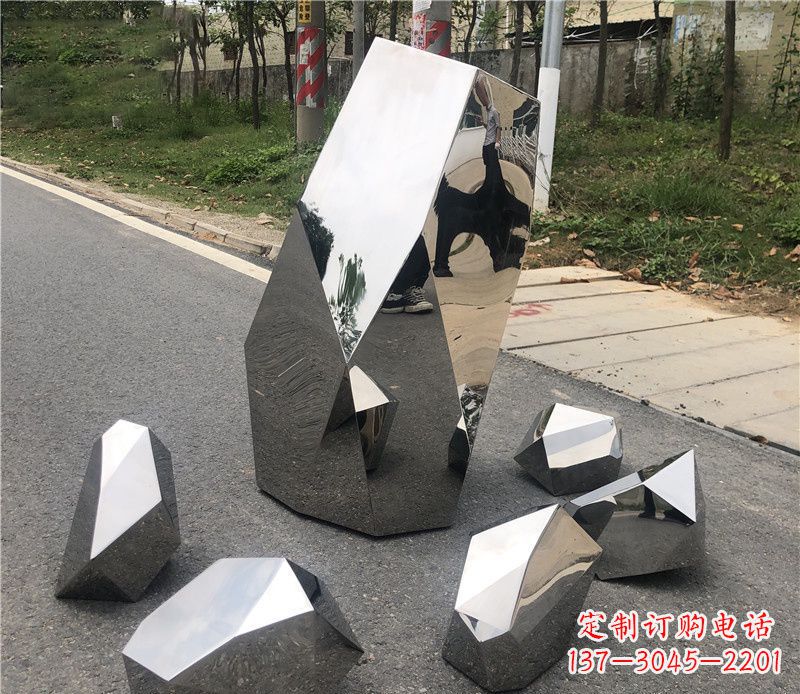镜面不锈钢石块雕塑