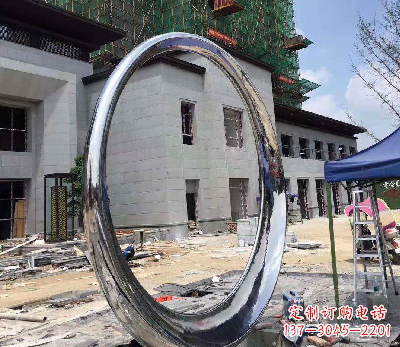 精致典雅的镜面不锈钢圆环雕塑