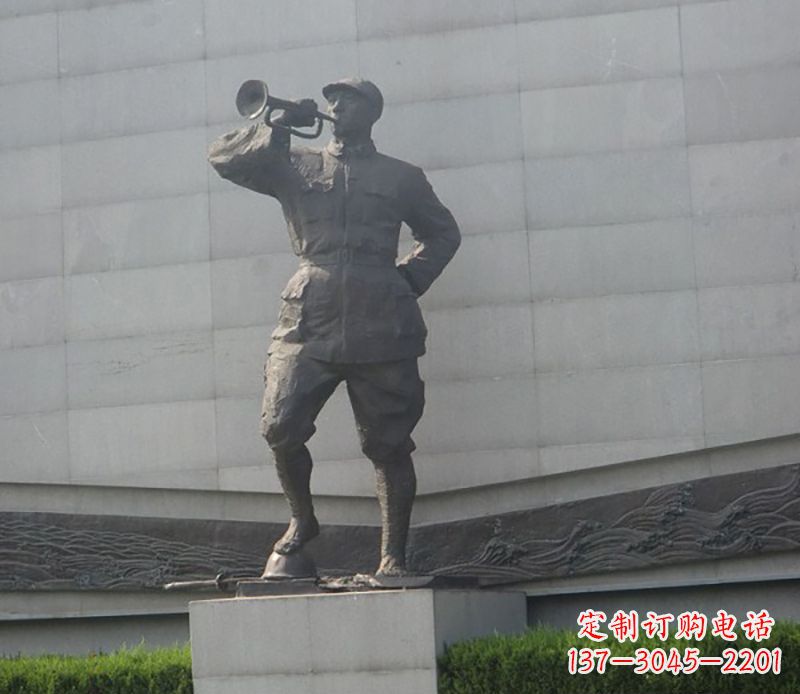 抗战时期吹号角人物铜雕