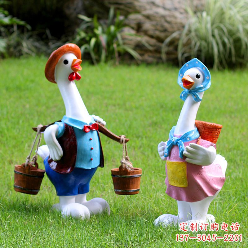 劳作的鸡爸爸和鸡妈妈雕塑