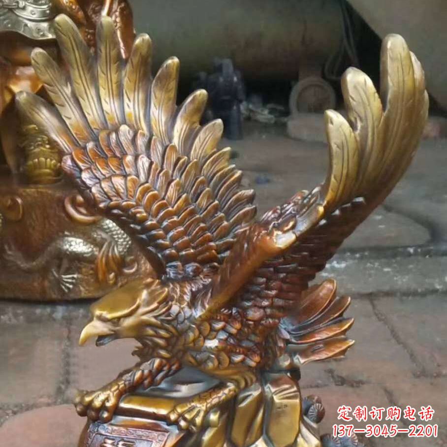 老鹰展翅铜雕塑