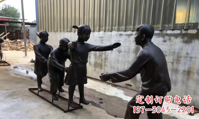 老鹰捉小鸡人物铜雕 (2)