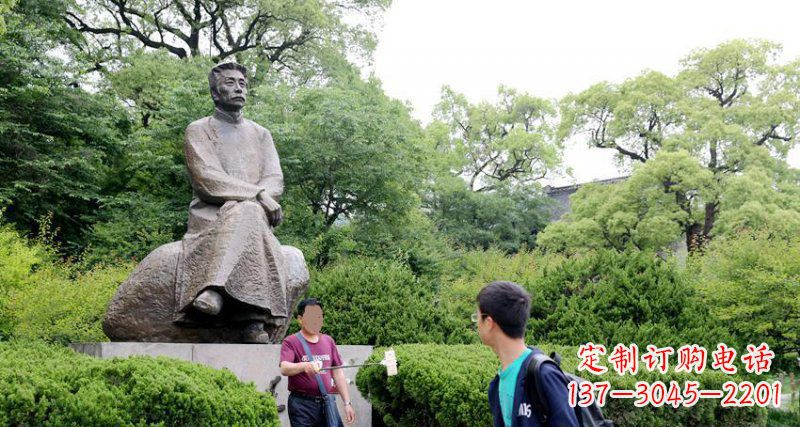 鲁迅公园人物铜雕