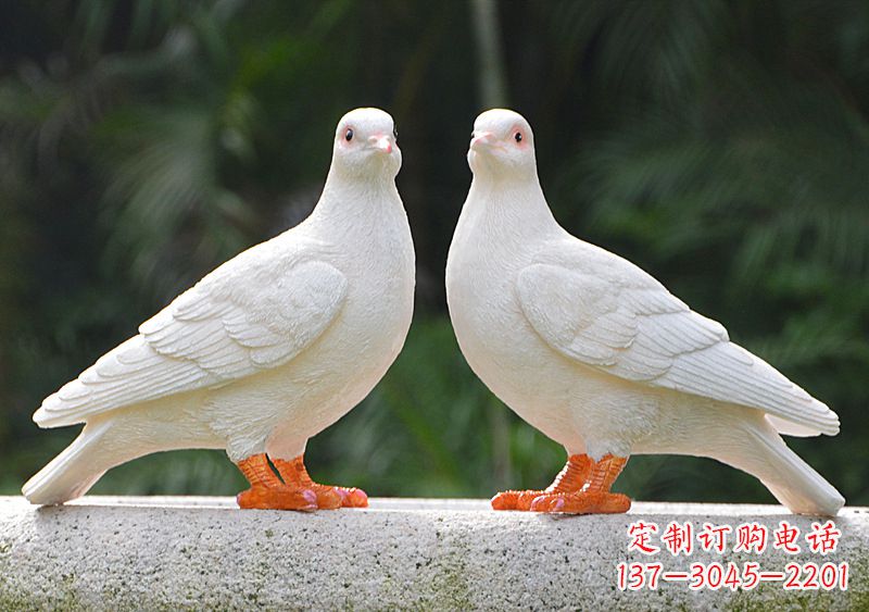 绿色雕塑人手上拖着一只和平鸽