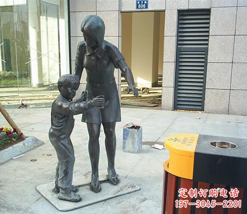 妈妈教孩子扔垃圾广场人物铜雕