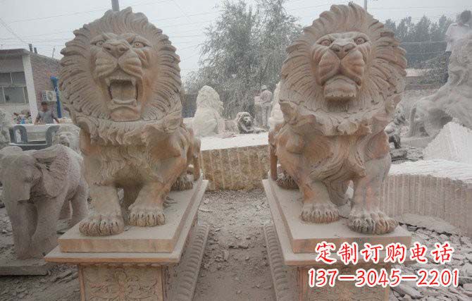 门口晚霞红西洋狮子雕塑