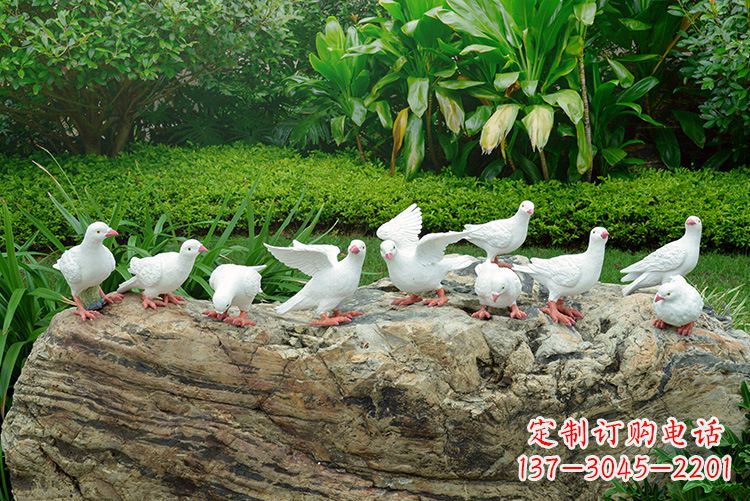 母亲抱孩子鸽子雕塑