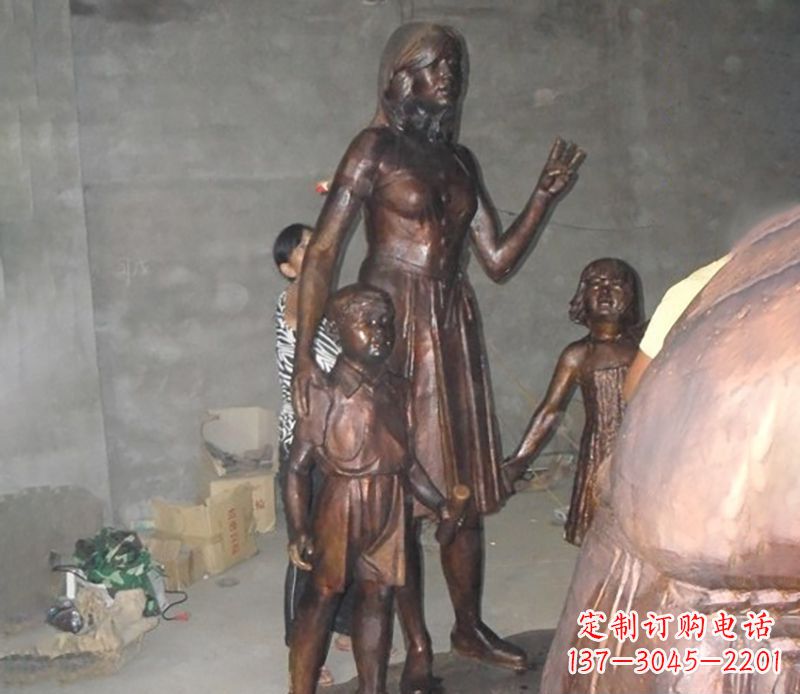 母亲与孩子合影公园人物铜雕