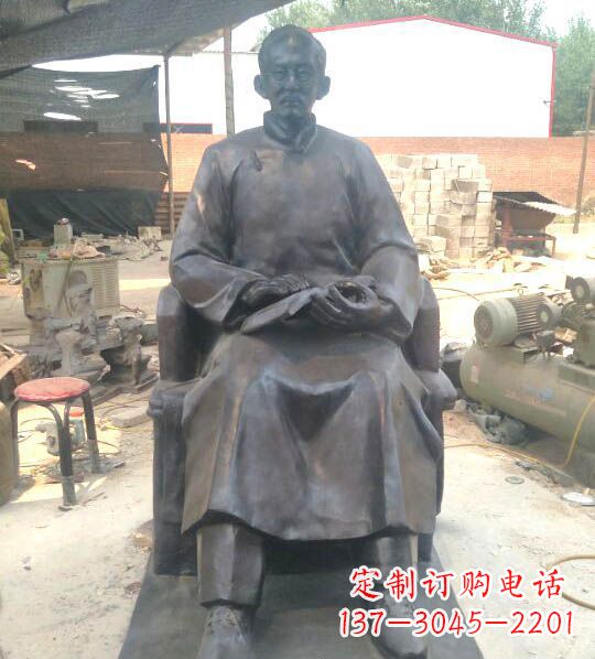 拿书的蔡元培铜雕