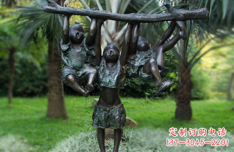 爬树枝的儿童铜雕