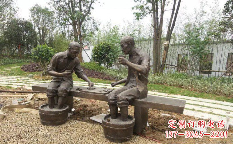 泡脚下棋的人物公园景观铜雕