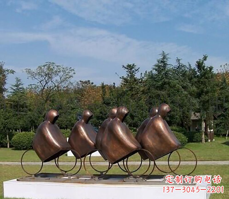披着雨披骑着单车的抽象人物园林景观铜雕