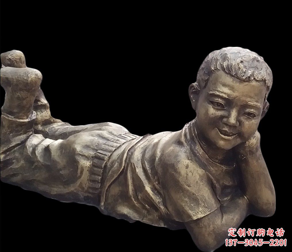 匍匐在地的小男孩铜雕像 匍匐在地的小男孩铜雕像