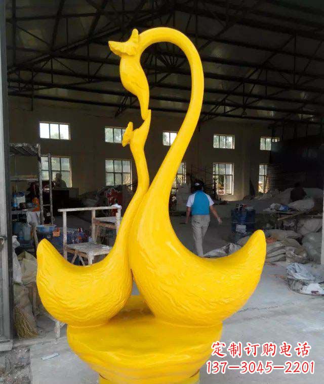 亲亲天鹅玻璃钢动物雕塑