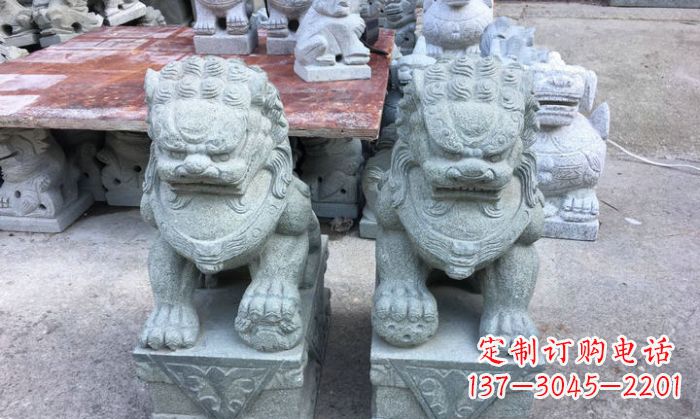 青石踩球狮子看门石雕
