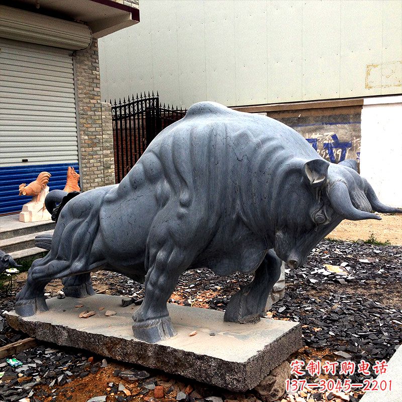 青石开荒牛雕塑