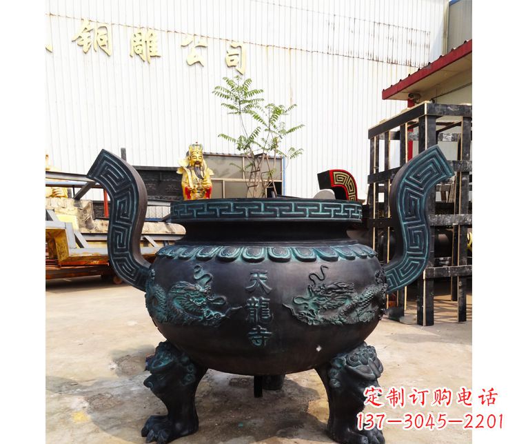 青铜寺庙广场香炉
