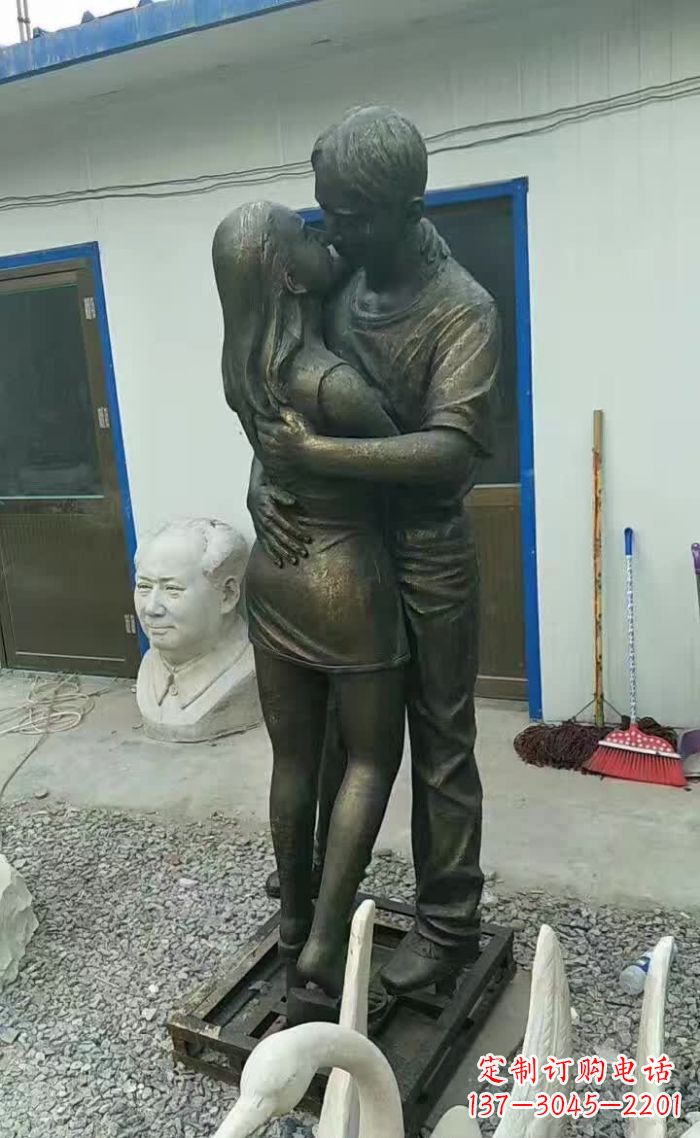情侣亲吻铜雕
