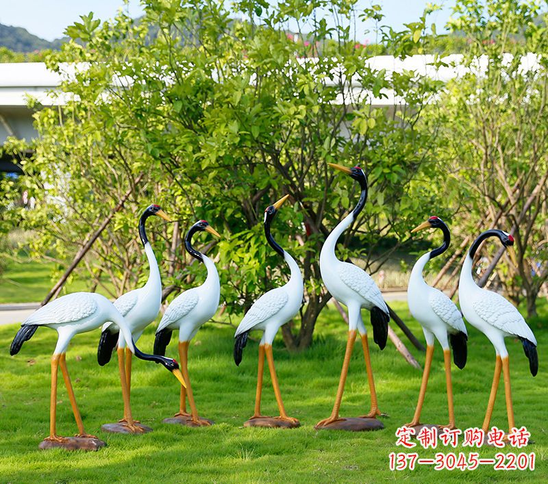 若尔盖草原仙鹤雕塑