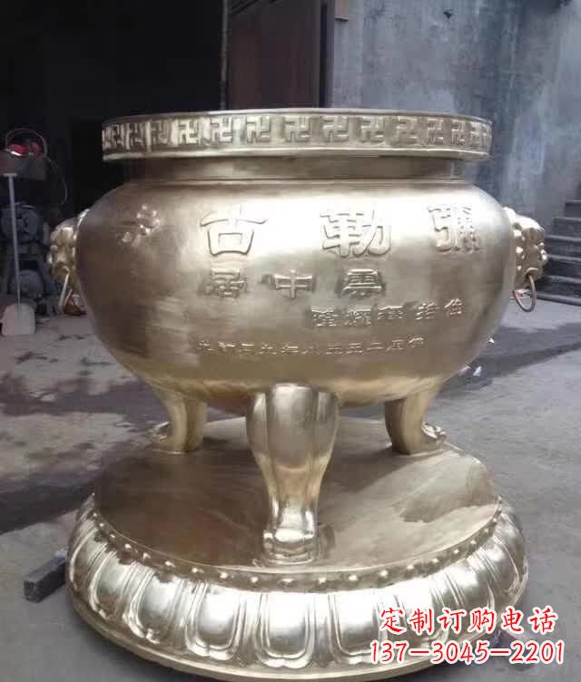 三足铜鼎雕塑