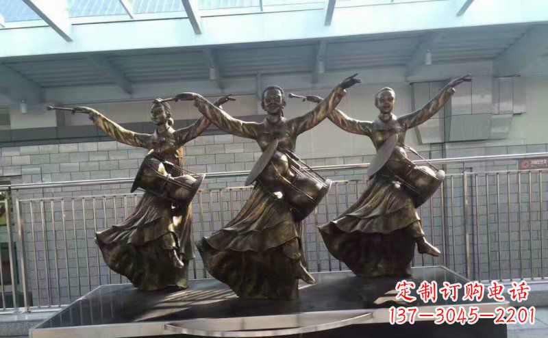 少数民族跳舞广场人物铜雕