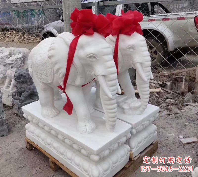 石雕大象脚踩元宝