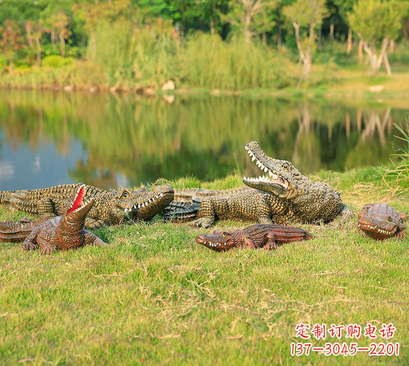 树脂鳄鱼仿真动物雕塑,公园水池草丛动物摆件