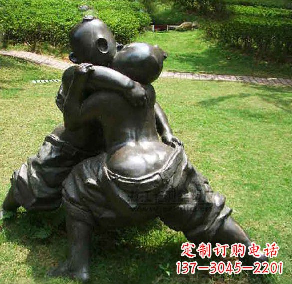 摔跤的孩童