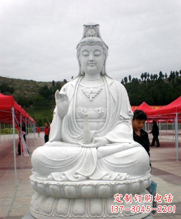 寺庙坐式观音雕像