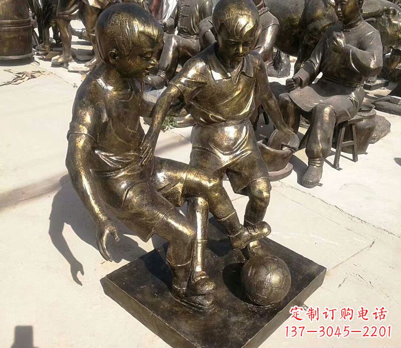 踢足球的儿童铜雕