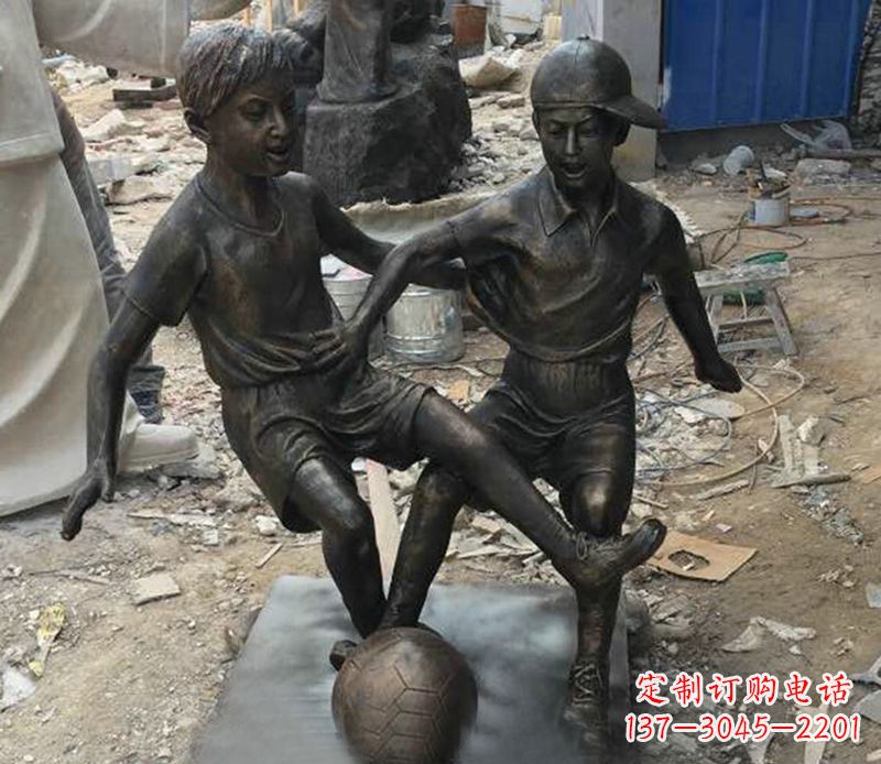 踢足球公园人物铜雕
