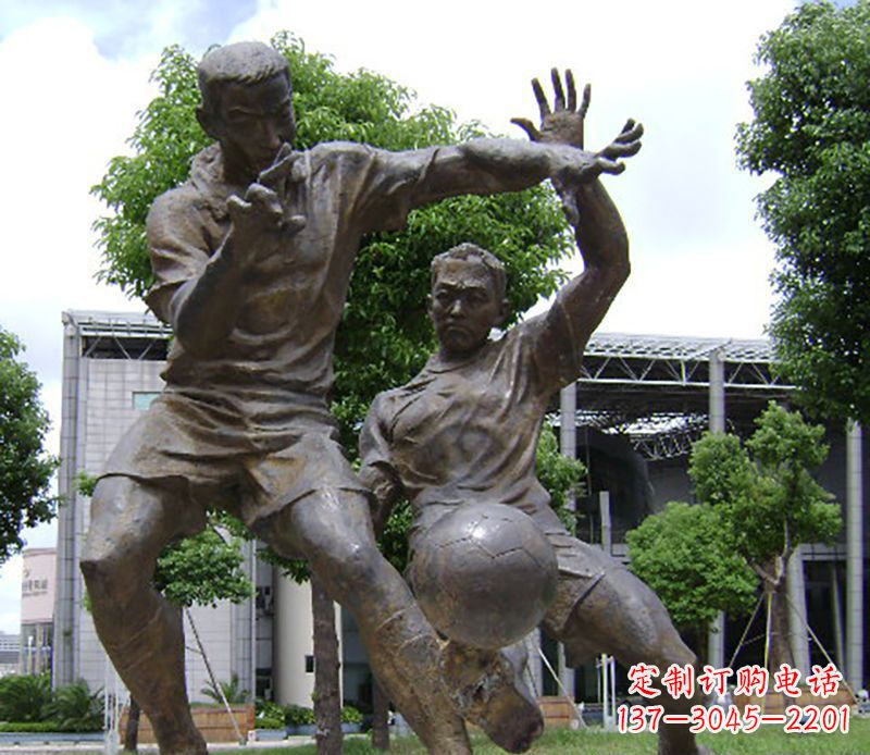 踢足球公园小品铜雕