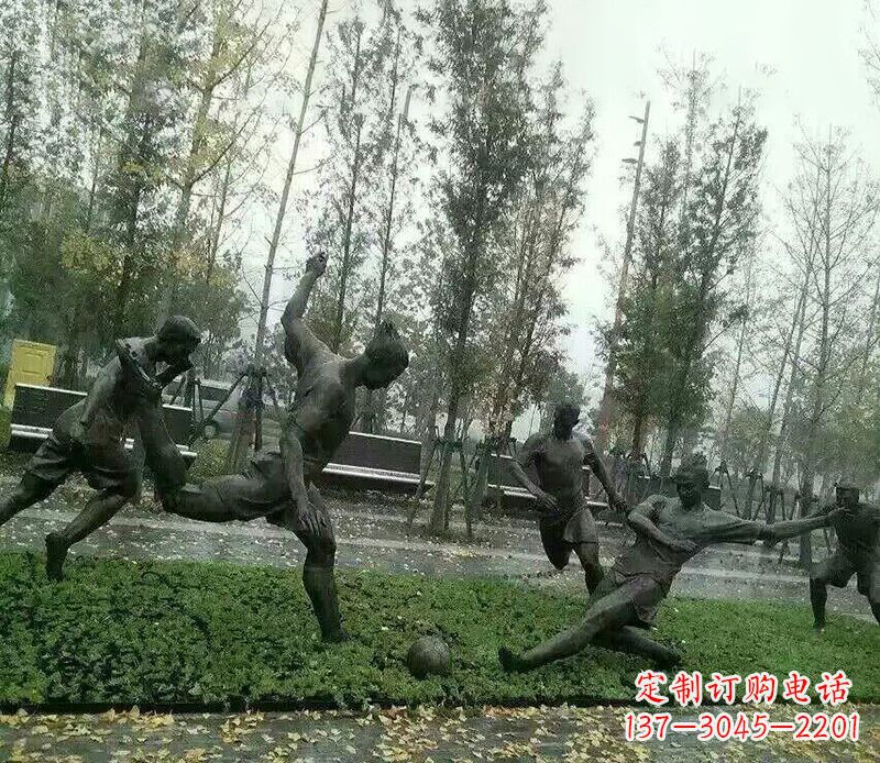踢足球公园运动人物铜雕