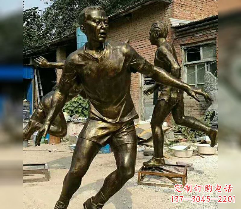 踢足球广场人物铜雕 踢足球广场人物铜雕