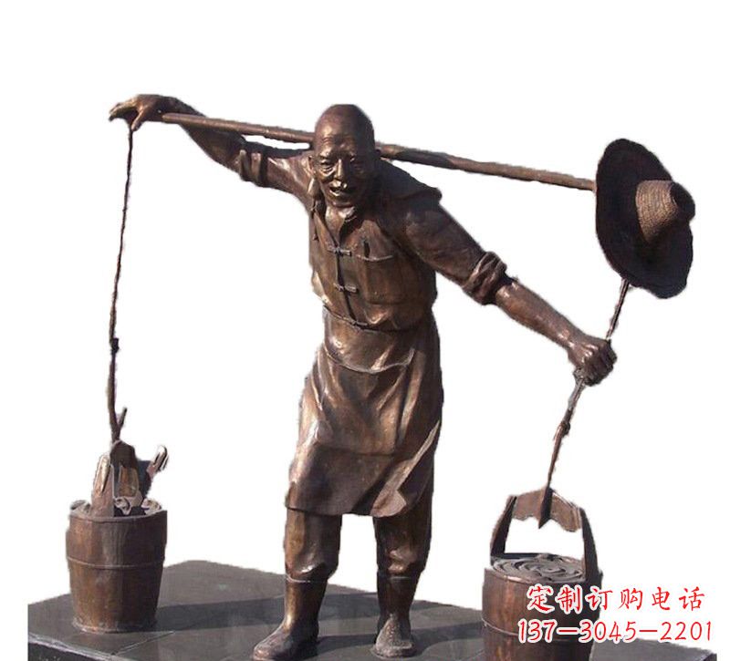 挑扁担的老人铜雕