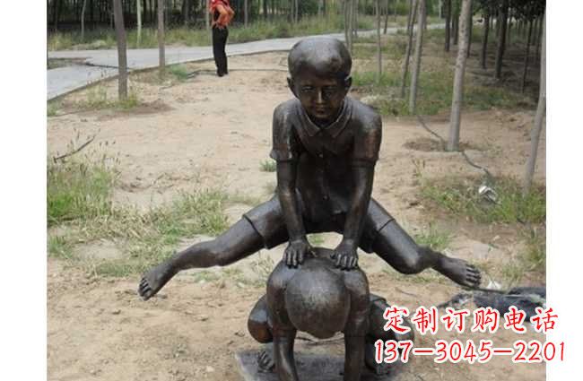 跳山羊的儿童铜雕