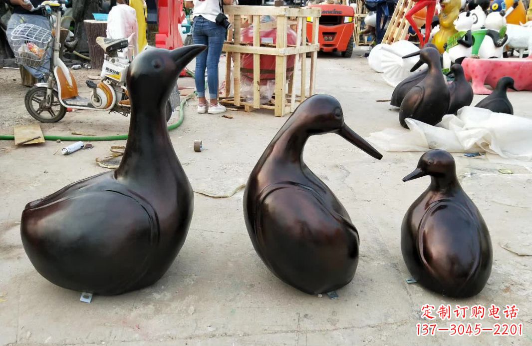 铜雕抽象鸭子