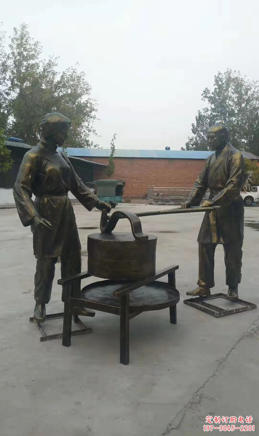 铜雕广场推撵人物雕塑