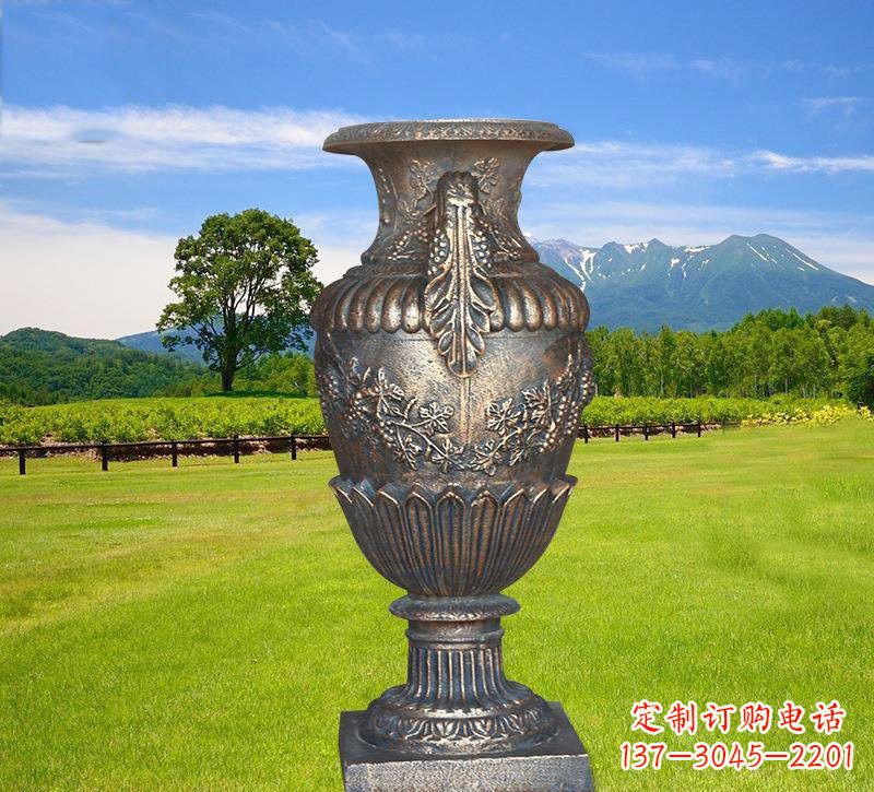 铜雕花瓶
