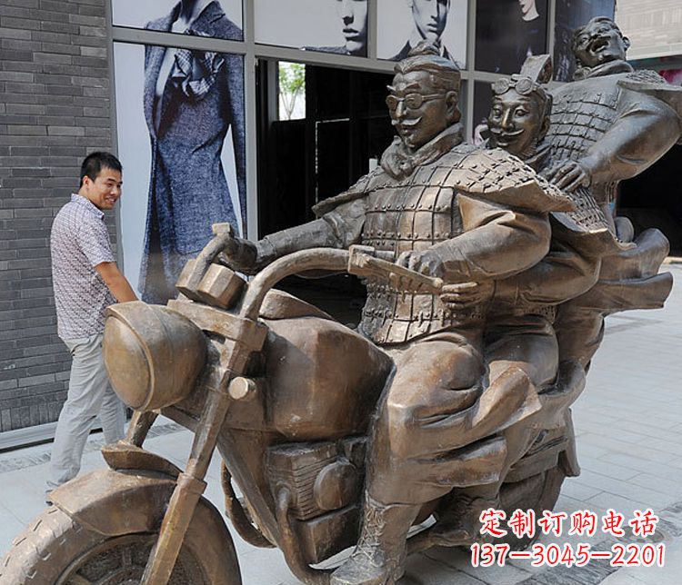 铜雕街头骑摩托人物雕塑
