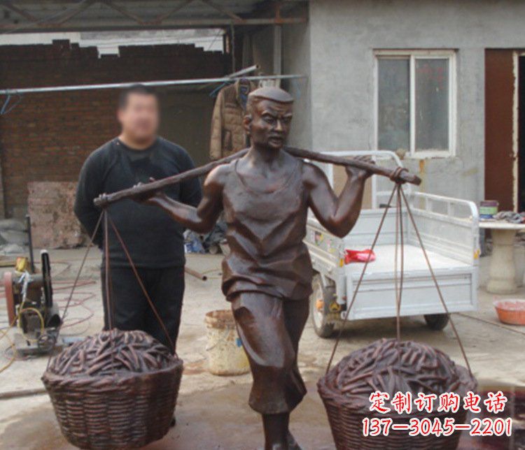 铜雕民俗挑扁担人物雕塑
