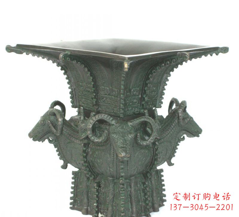 铜雕四羊方尊