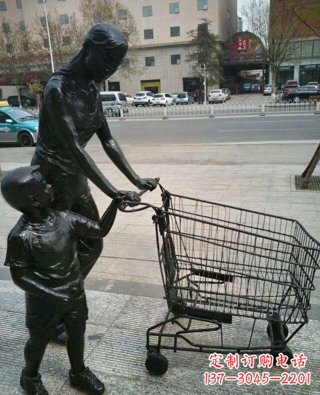 推购物车的人物铜雕