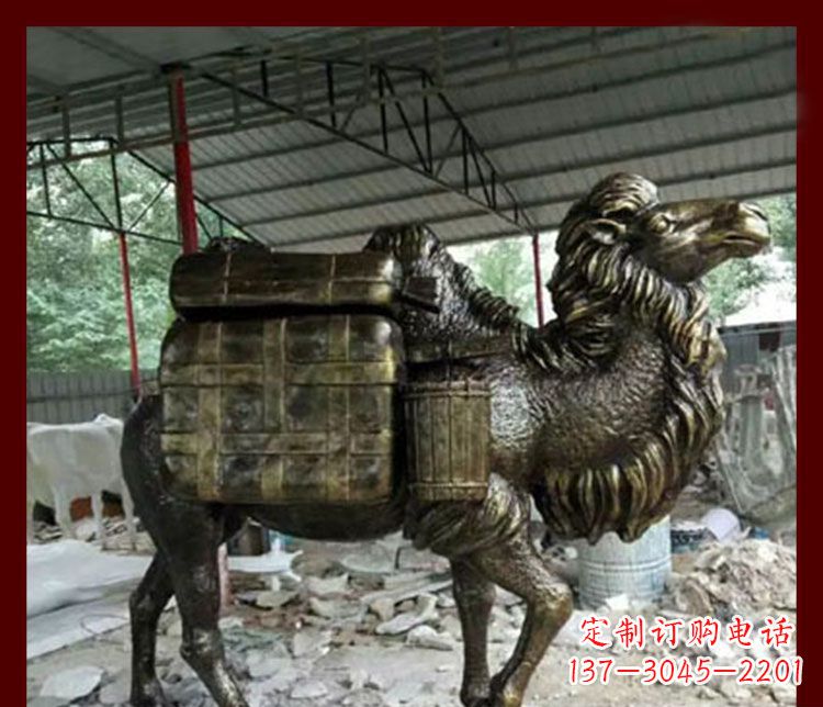 拖行李的骆驼动物铜雕