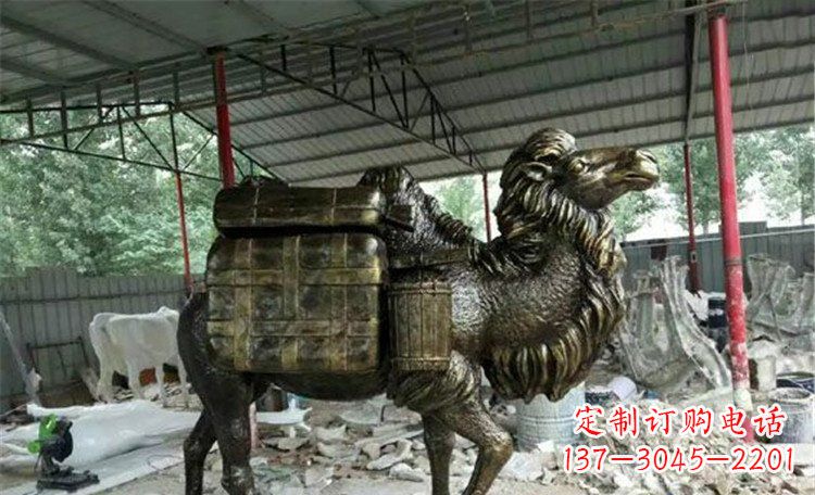 拖行李的骆驼动物铜雕 (2)